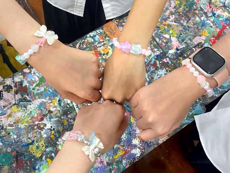 現地学生と一緒にブレスレットを作った際の一枚