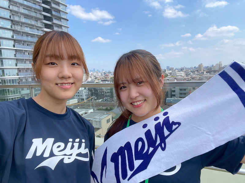 学生プロジェクトの仲間と、中野キャンパスのテラスでの一枚