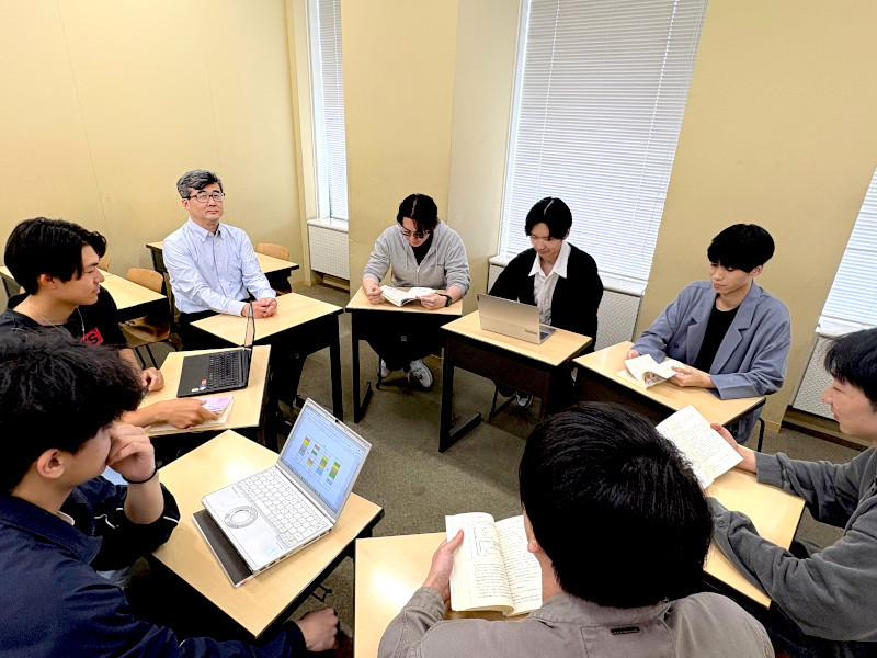 先生からの質問に対して議論を深める様子