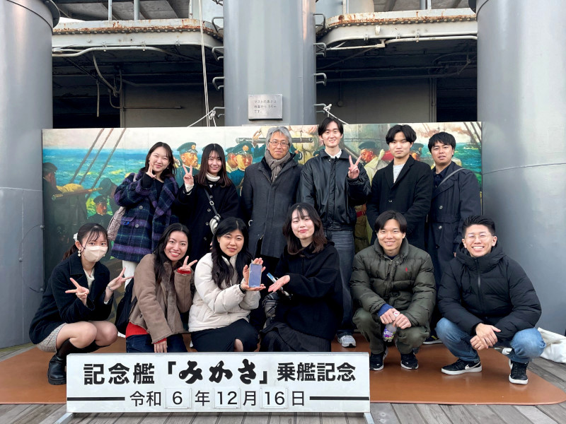 校外学習の一環で、横須賀米軍基地を見学しました。横須賀は軍事的な施設が数多く存在し、その文化や背景には国際的な世情も絡んでくる為非常に実践的な学びの機会になりました。