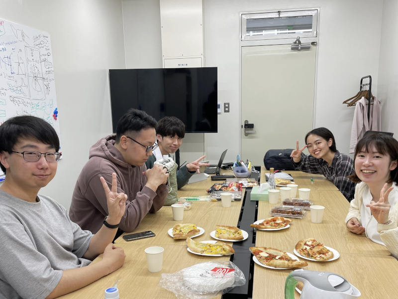 研究室のメンバーとの一枚