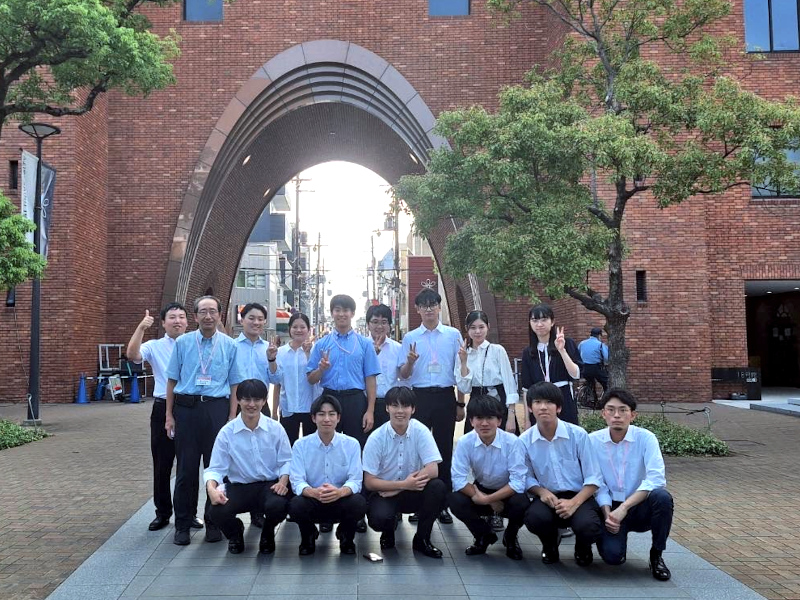 3年次の夏には、先輩方が学会発表を見学する機会があります（2024年度 近畿大学）