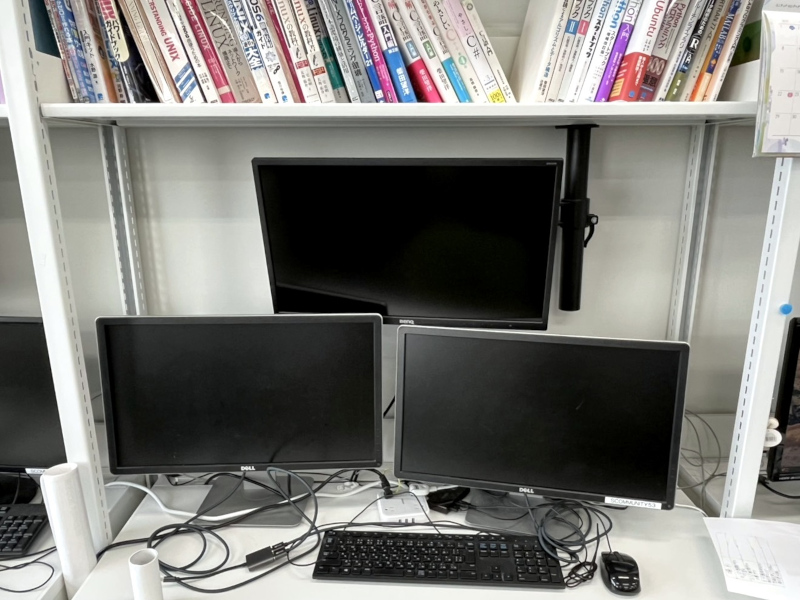 3台のモニターを備えたマルチディスプレイの作業環境