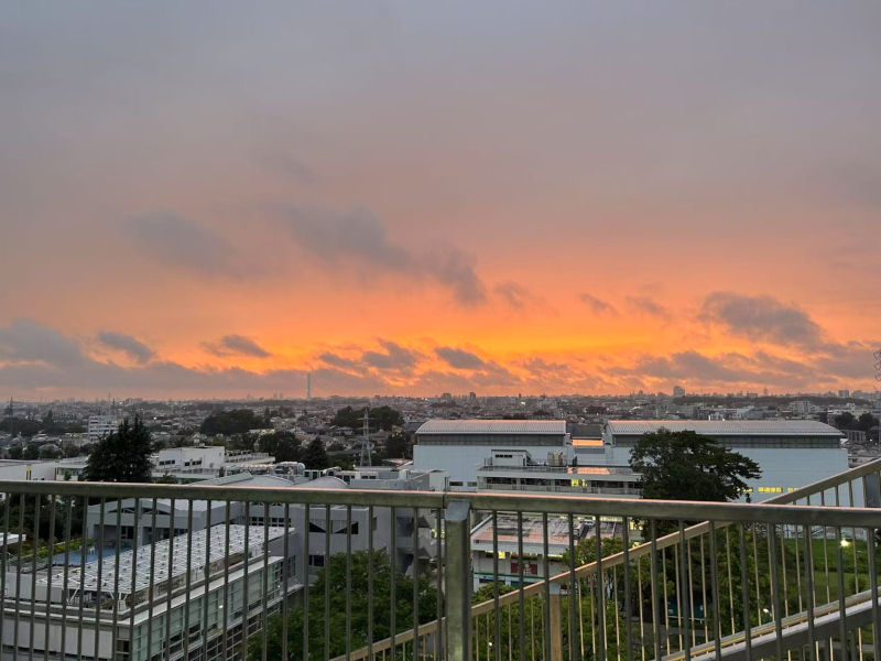 和泉キャンパスの和泉ラーニングスクエアのテラスで撮影した夕日