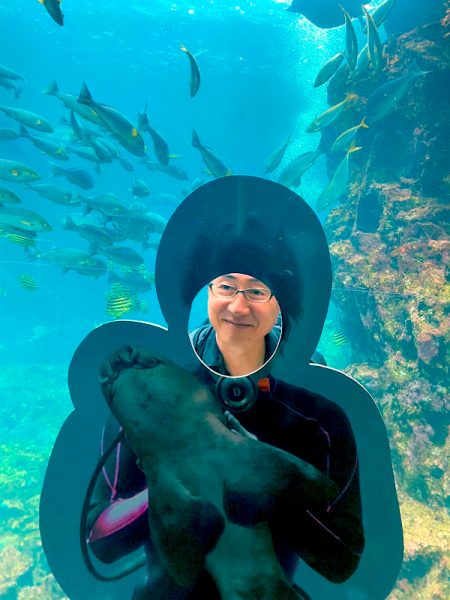 ゼミ合宿（下田・伊豆）での江藤先生（下田海中水族館にて）