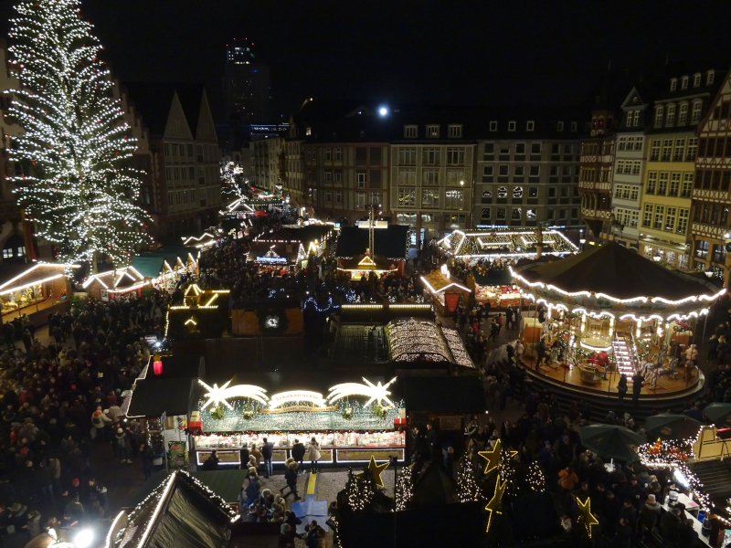 フランクフルトで毎年冬に開催されているクリスマスマーケットの夜景