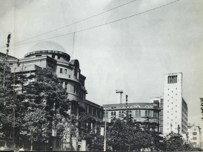 明治大学記念館（1965年文学部卒アルより）