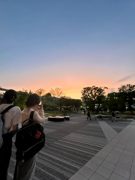 ゼミの帰り、和泉キャンパスで友人たちと見た夕焼け