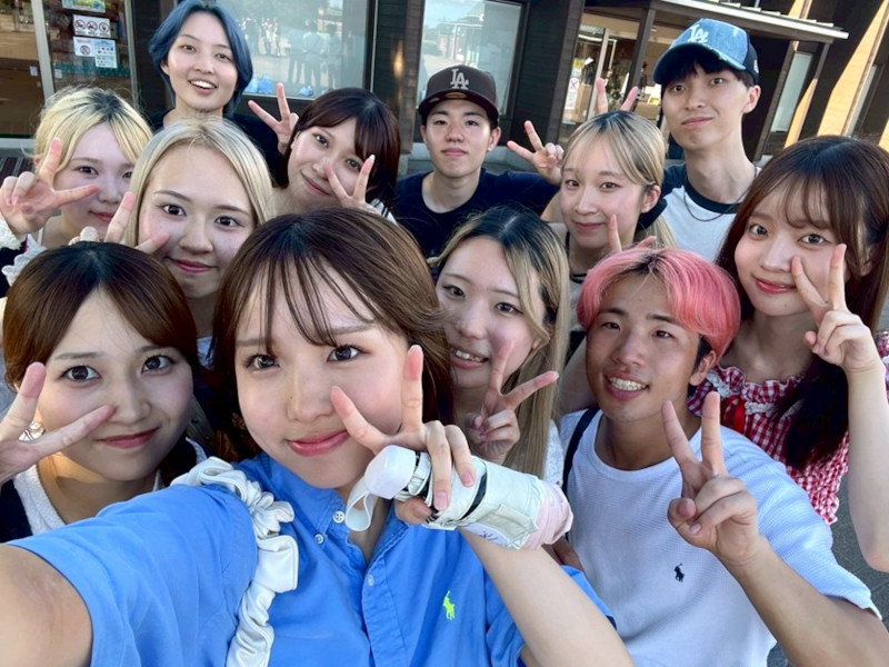 学生プロジェクトの夏合宿で、仲間との一枚