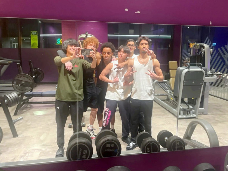 寮併設のジムにて仲間との一枚