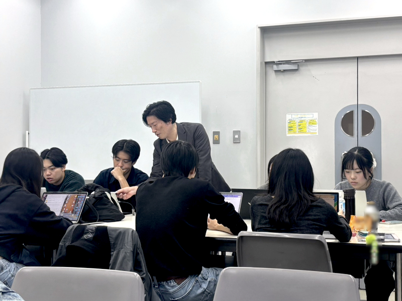 先生にアドバイスをいただきながらグループワークをする様子