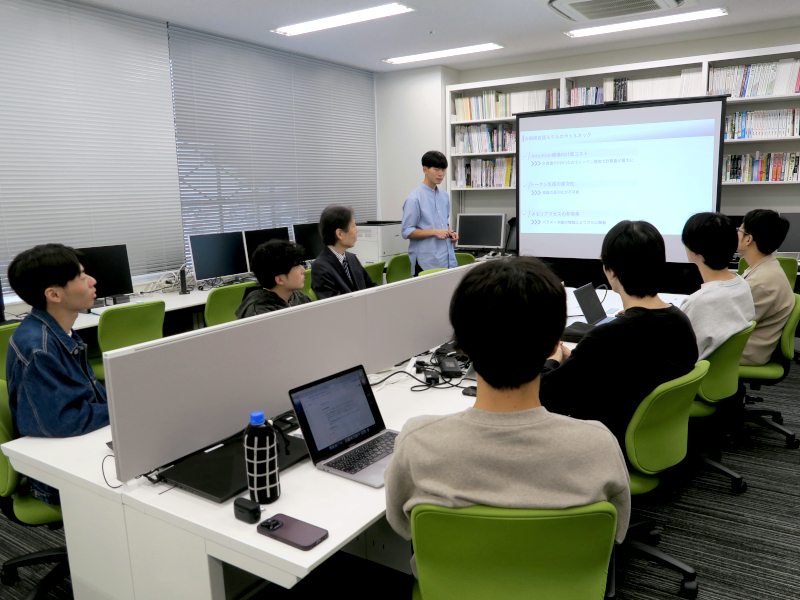 研究室での発表風景