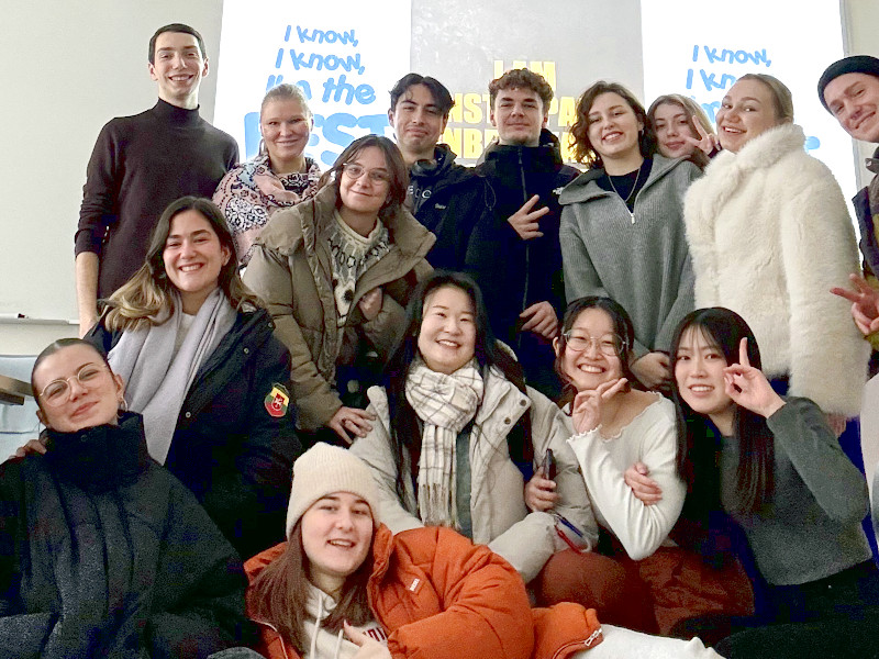 一緒にリトアニア語の授業を乗り越えたクラスメート、教授との一枚