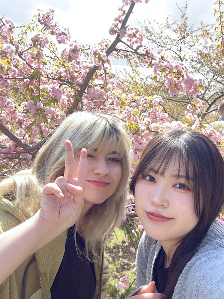 特に仲の良かった友人と、ヴィリニュスにある杉原千畝桜公園へお花見に行った際の一枚。リトアニアでもたくさんの人がお花見を楽しんでいました