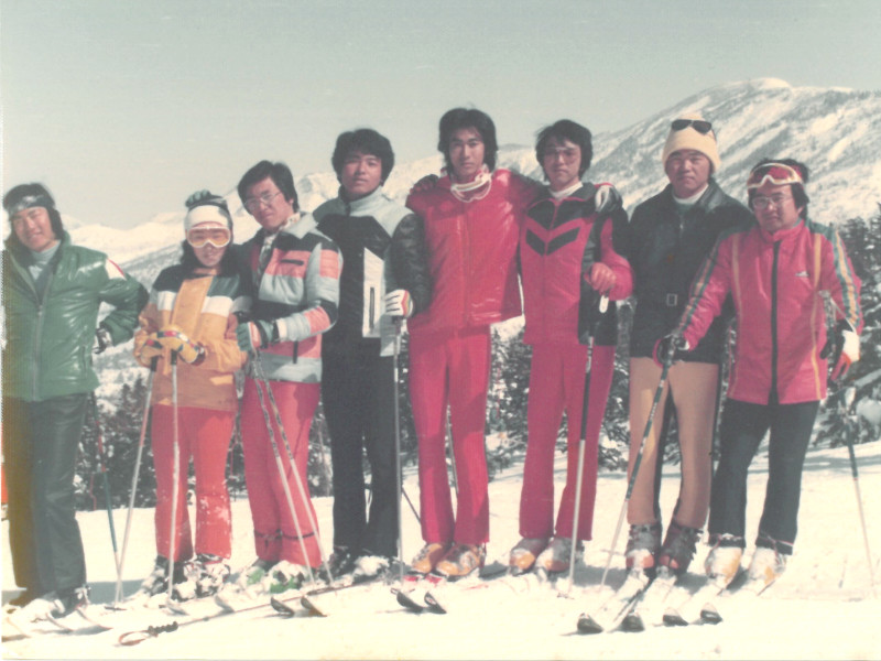 学生時代、サークルの仲間と志賀高原でのスキー