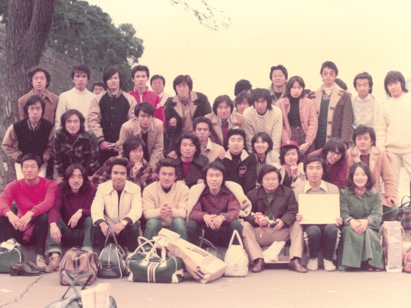 駿台祭の皇居一周駅伝終了後のサークル集合写真（前列の右から3番目が工藤さん）