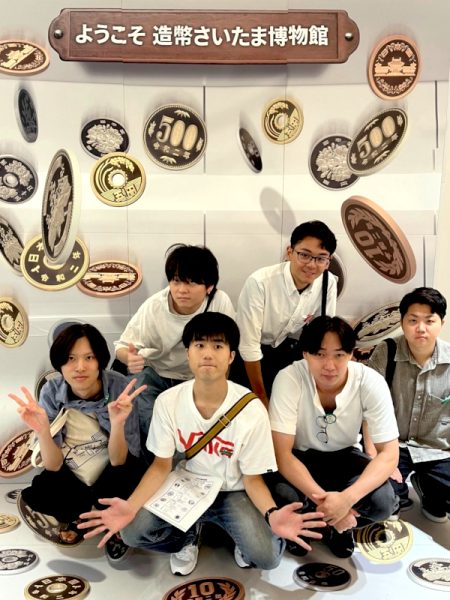 社会科見学として「造幣局」に行った時の集合写真