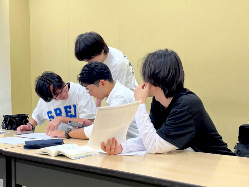ゼミの合間に雑談している様子