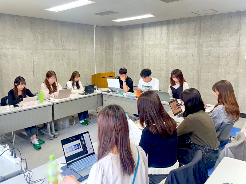 春合宿での文献発表の様子（3年生）