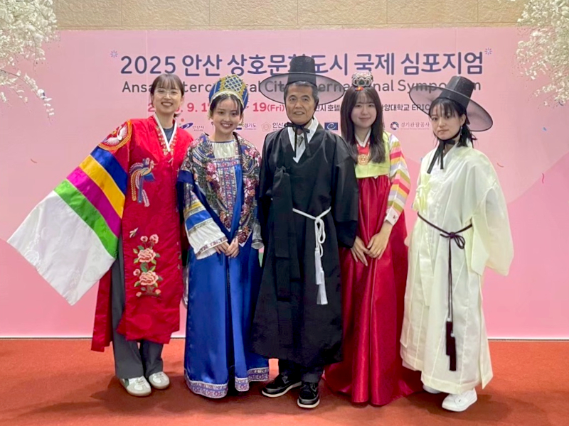 韓国合宿でさまざまな国の民族衣装を着用しました