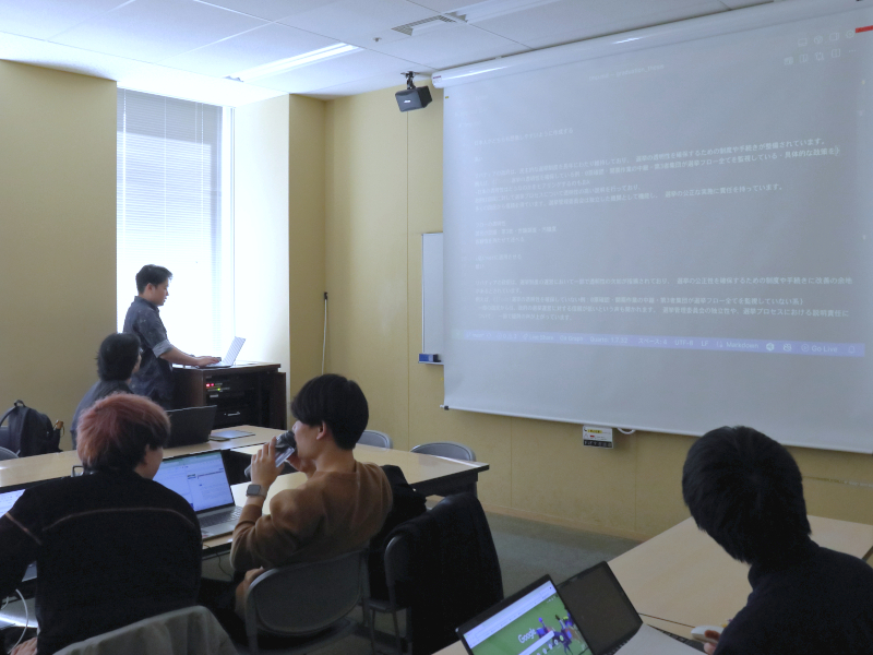 4年次の活動の様子。先生やゼミ生と議論を交わし、研究を組み上げていきます