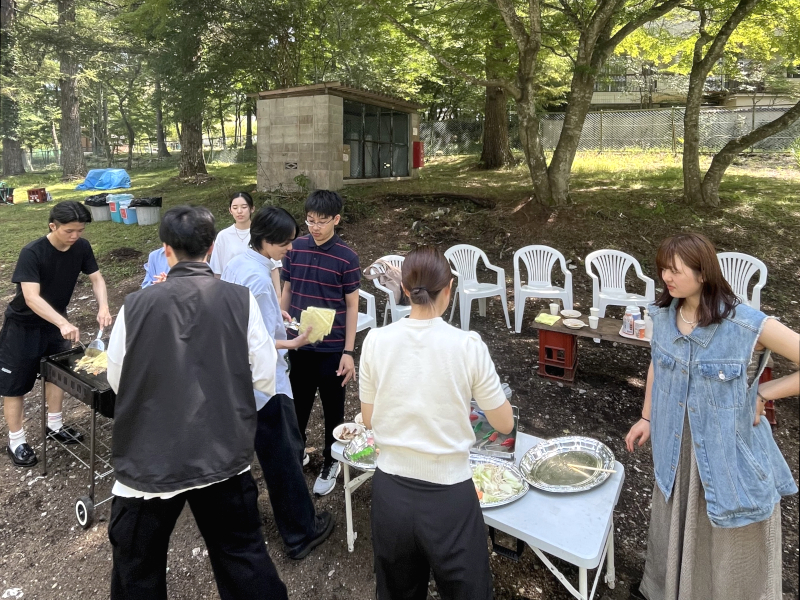 ゼミ合宿の一幕。研究発表で疲れた後は、BBQでエネルギー補給です