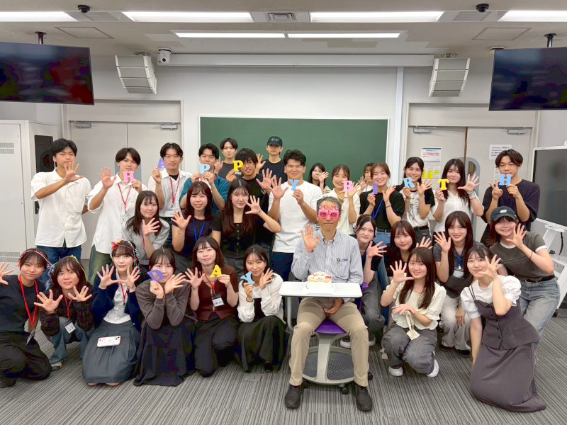 島田先生の誕生日をみんなでお祝い