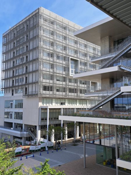 生田キャンパスの図書館（右）と、教室がある第二校舎A棟（左）