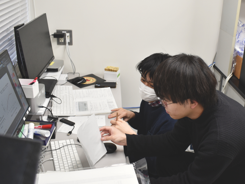 実験結果をまとめる様子