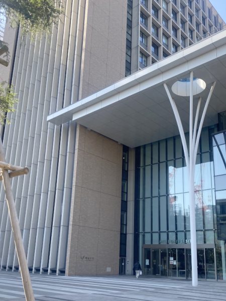 明治大学中野キャンパスの正面入口