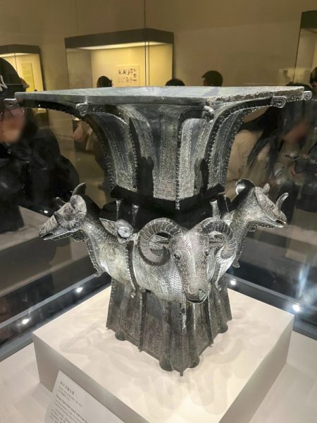 殷の時代に作られた青銅の酒器「四羊銅方尊」（中国国立博物館所蔵）