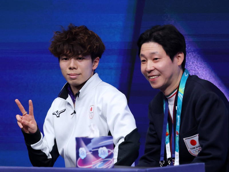 ミラノ・コルティナ冬季五輪 佐藤駿選手 男子シングル 銅メダル（左から佐藤選手、日下コーチ）