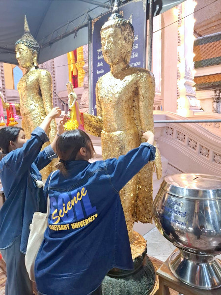 現地の友人にタイでの参拝の仕方を教えてもらいました