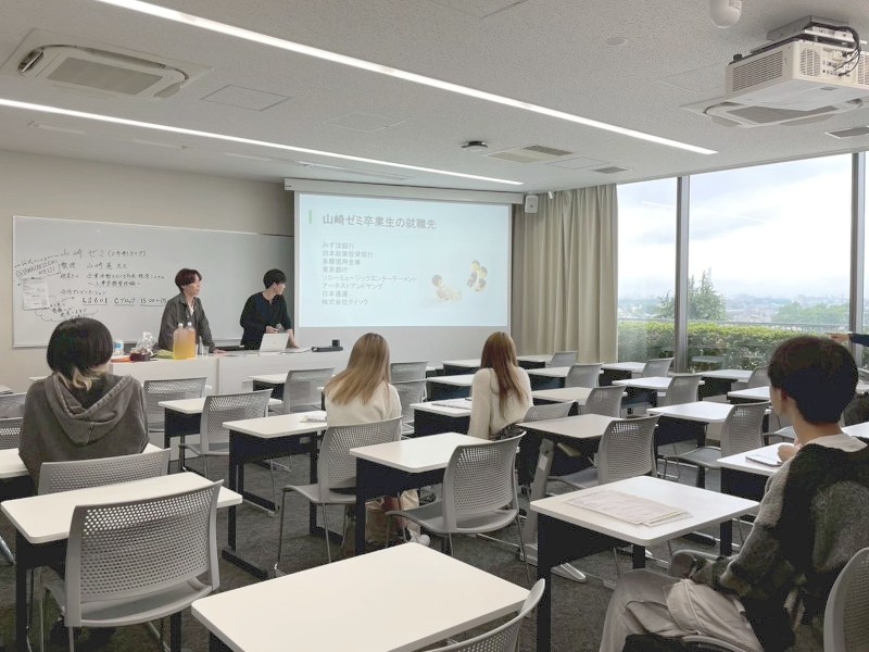 ゼミ選びをする学生に向けた山崎ゼミ紹介の様子