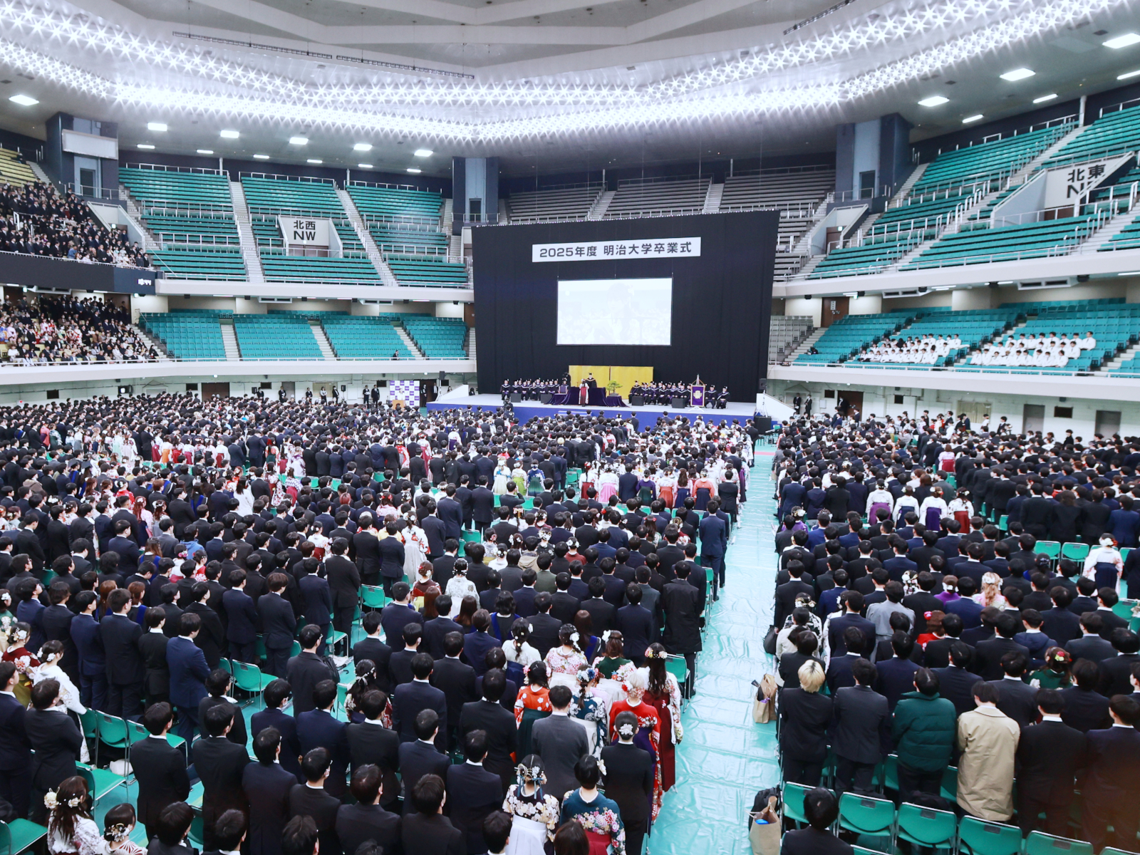 2025年度卒業式を挙行——8447人の卒業生がそれぞれの「個」をみつけ、さらに「前へ」