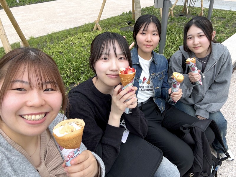 友人とキッチンカーで販売されていたクレープを食べている様子（生田キャンパス）