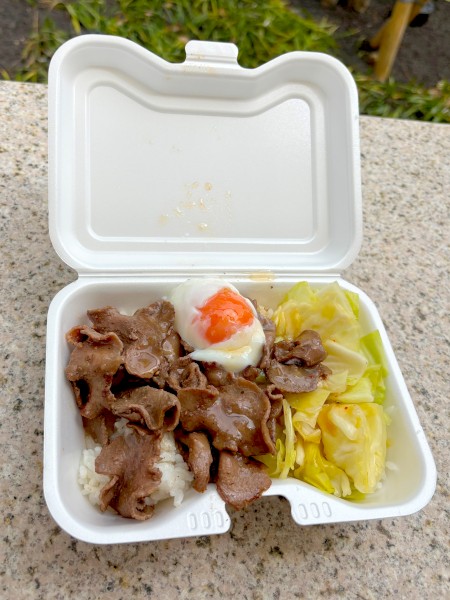 生田キャンパスのキッチンカーで買った牛タン丼